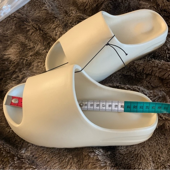 🎉HOST PICK🎉~ Beige Slides 🩴 - Picture 4 of 4